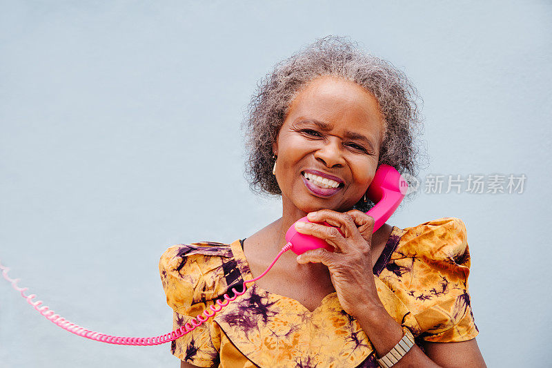 一位非洲年长妇女在电话中交谈