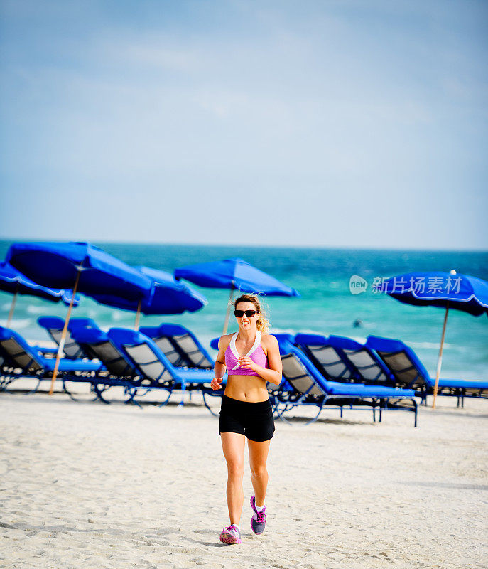 成熟的女人在海滩上慢跑