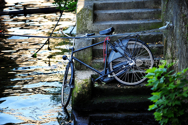 古色古香的自行车靠近巴黎塞纳河
