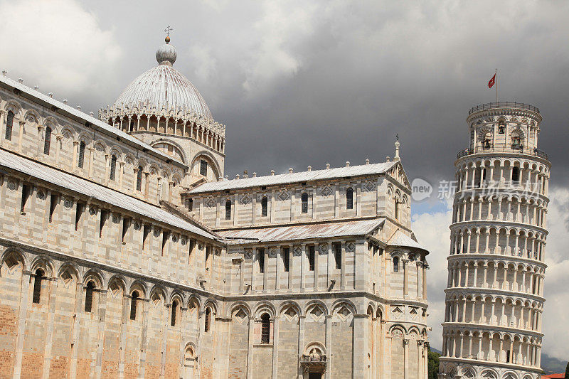 大教堂，比萨斜塔和戏剧性的天空-托斯卡纳，意大利