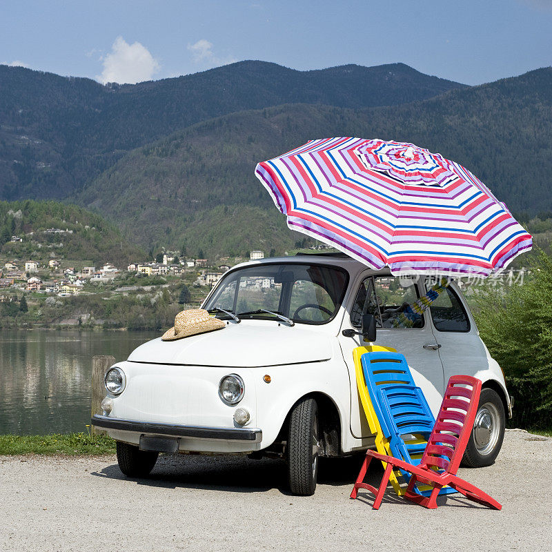 夏日阳光下带伞的复古汽车照片