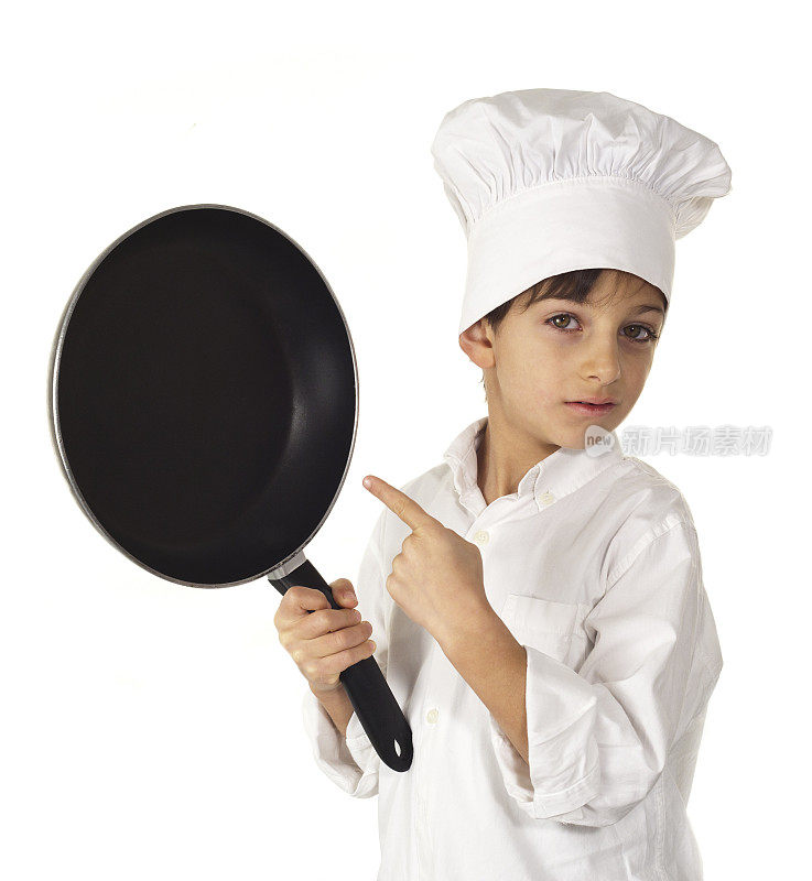 小厨师指着煎锅