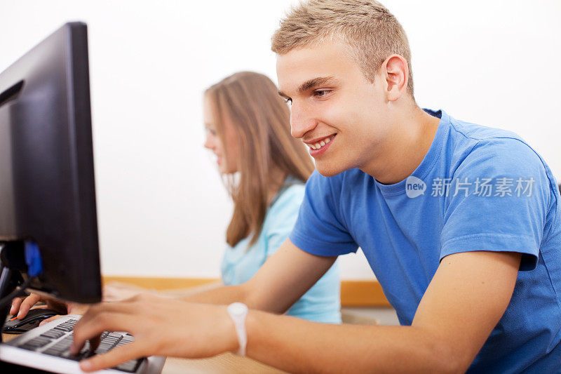 计算机课上的青少年