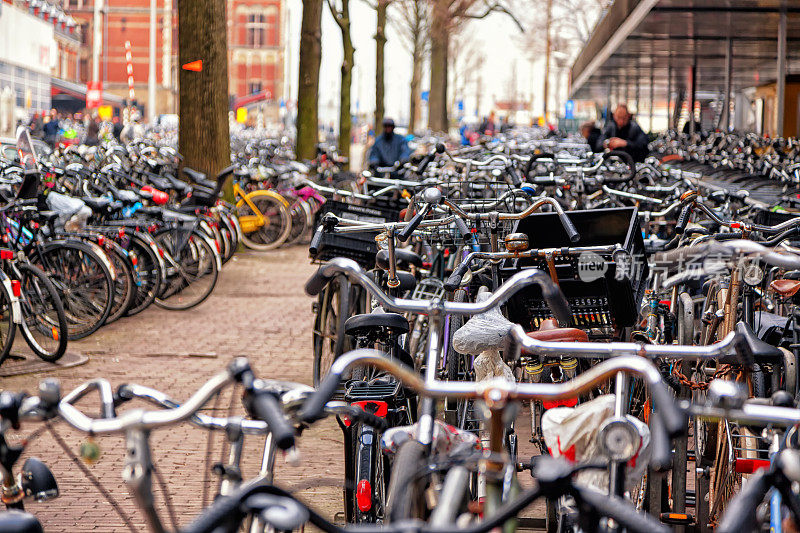 在荷兰阿姆斯特丹中央车站停放的自行车