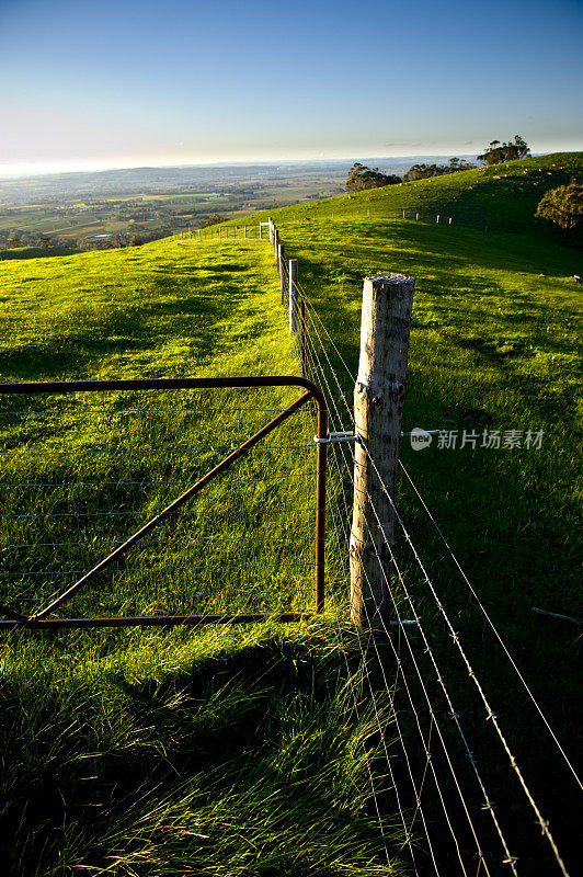 农场，篱笆，小山，绿草