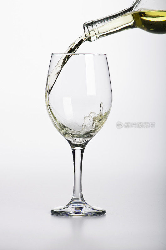 白葡萄酒和白酒杯