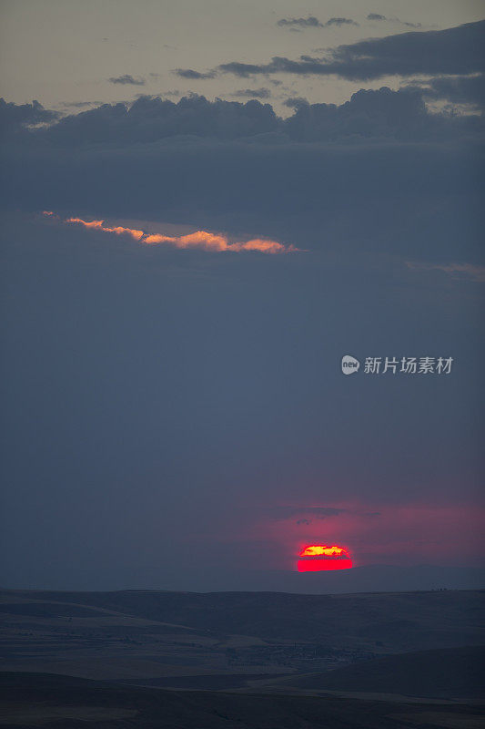 戏剧性的日落天空