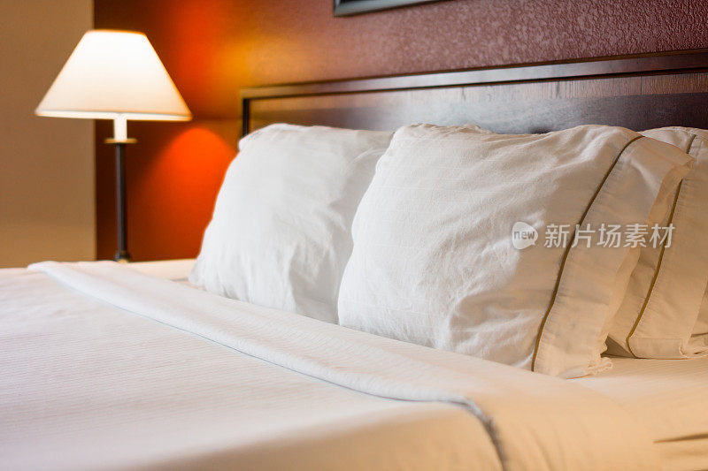 酒店房间的床和枕头