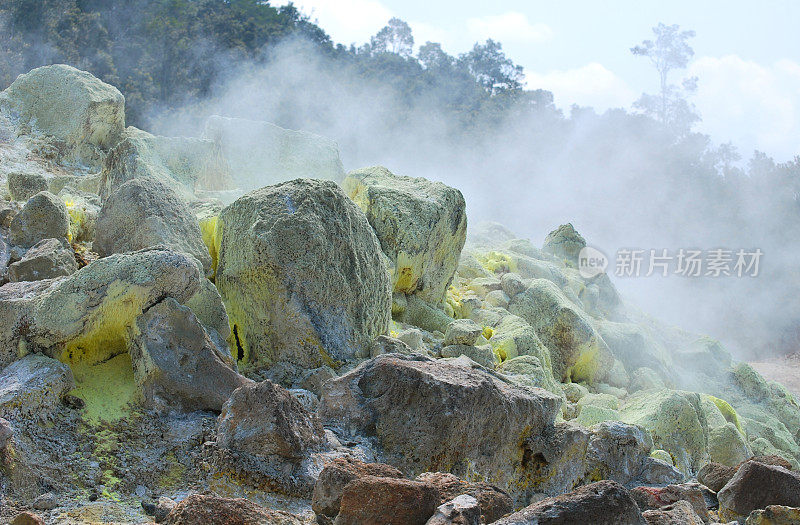 夏威夷基拉韦厄火山口的硫晶体