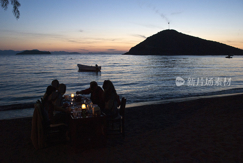 海滩上的日落晚餐