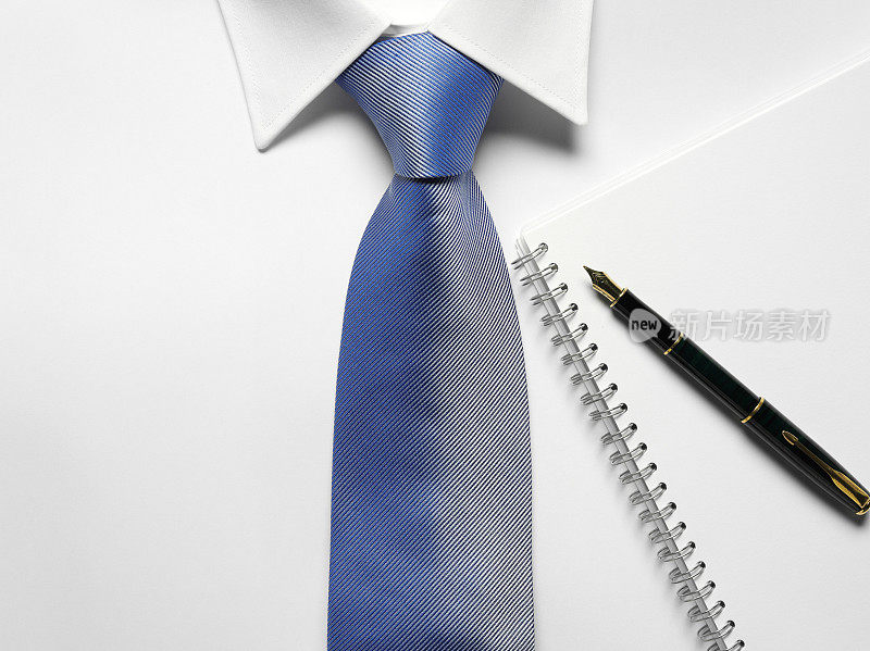 记事本和笔在一个商人的衬衫领子和领带
