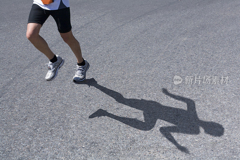 马拉松运动员的沥青影子