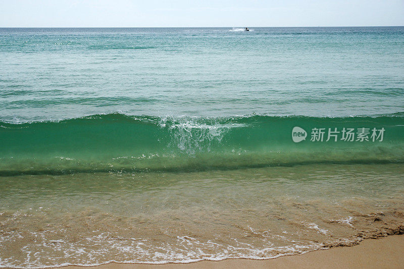 海浪向海滩移动