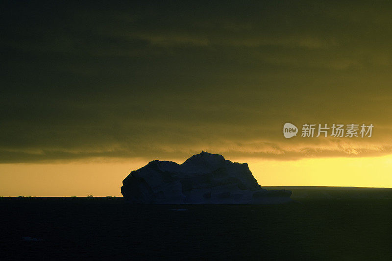 发光的南极洲日落