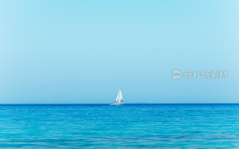 夏日碧海，游艇在地平线上