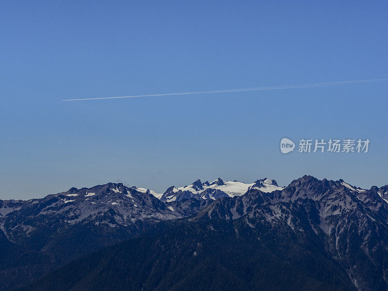 航迹云上面mt.rainier