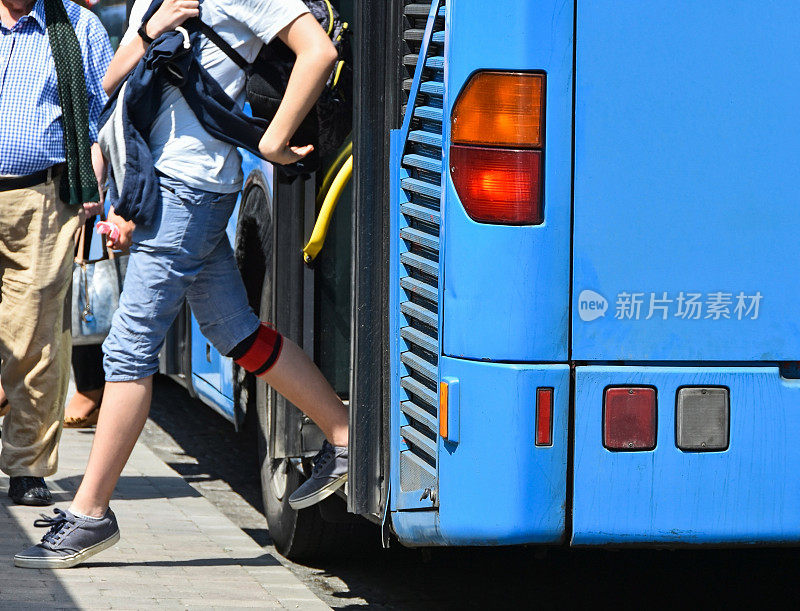 蓝色的公共汽车在车站