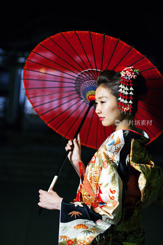 美丽的日本女人与和服在东京，日本