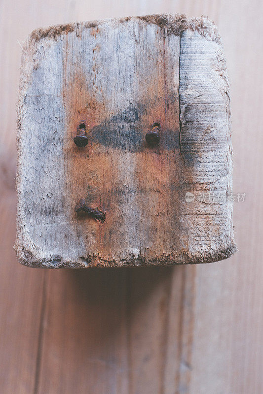 铁钉生锈的木头。