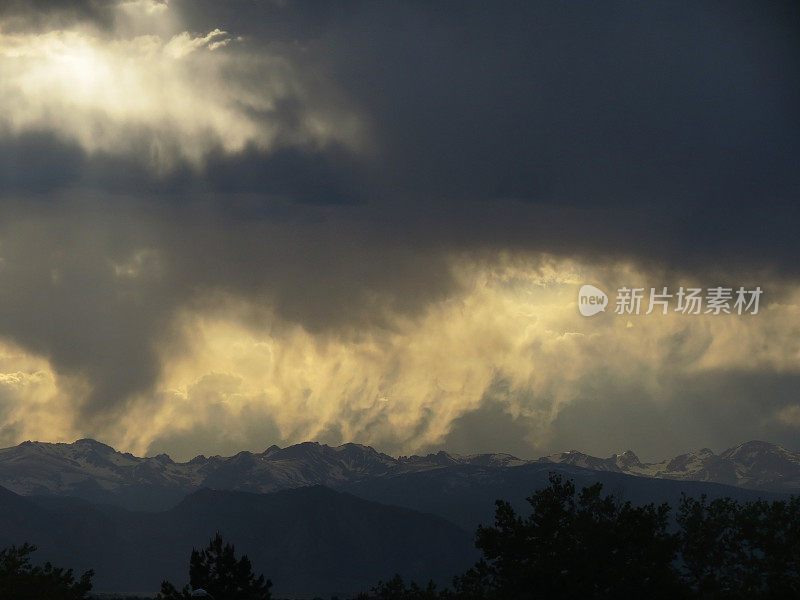 山脉和天空