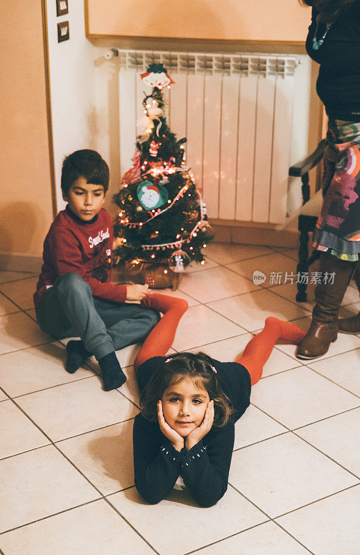 圣诞节期间两个孩子在家里玩