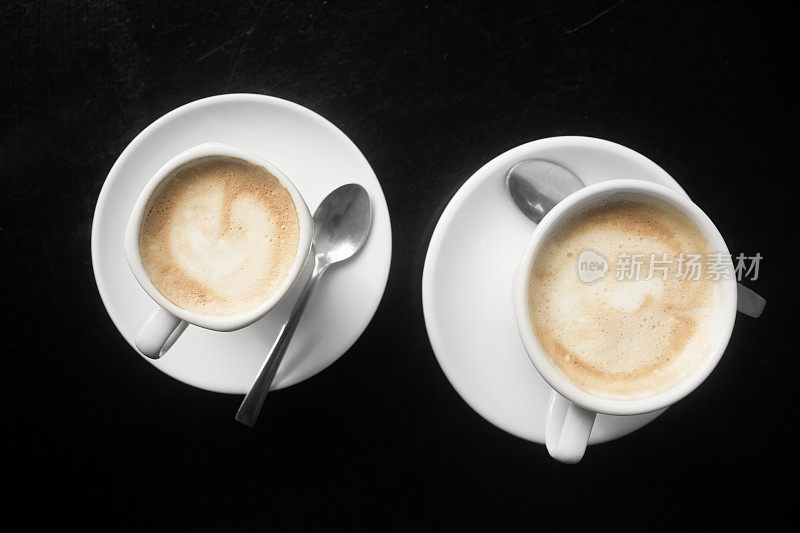 两杯白卡布奇诺咖啡。