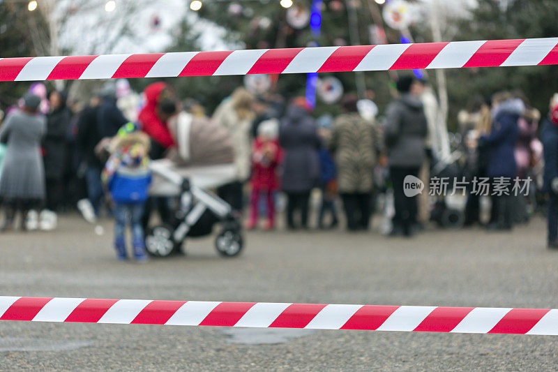 城镇庆典将人群分散在红色警戒线后