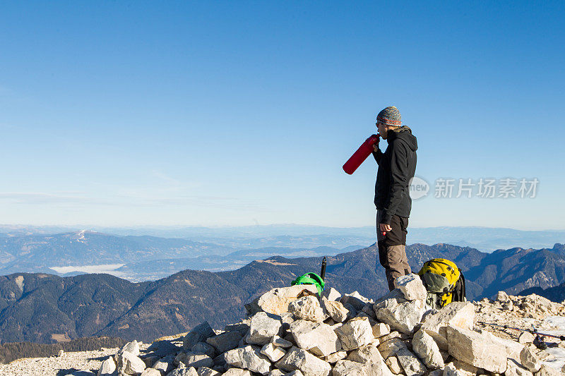 登山家一到山顶就喝水