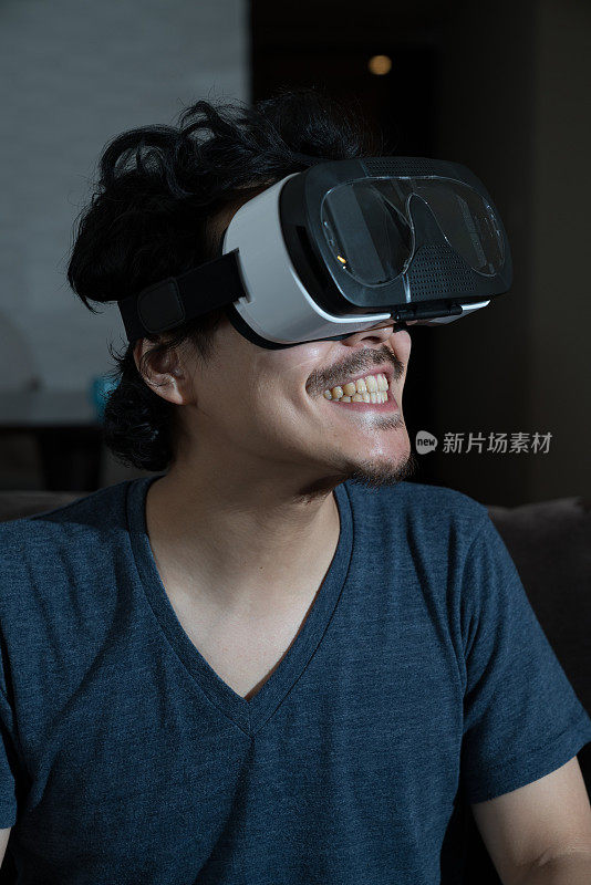 年轻人第一次尝试虚拟现实头盔