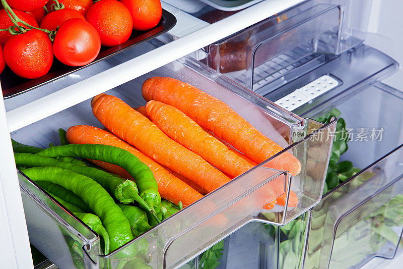 装满新鲜蔬菜的冰箱