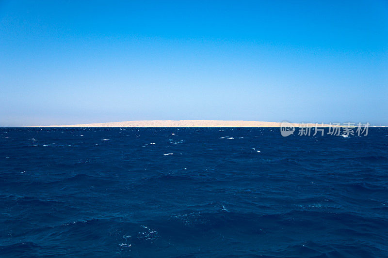 深蓝色红海海景