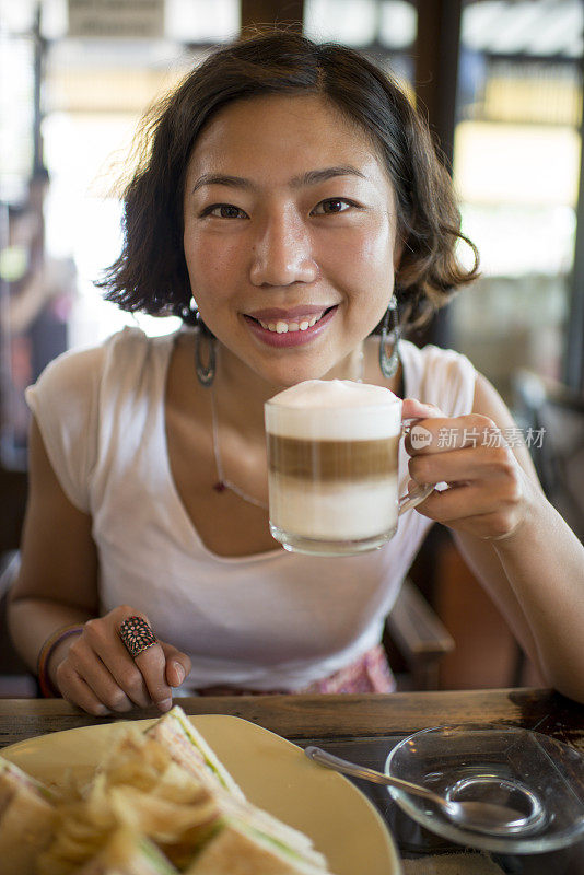 中国女人在咖啡馆喝咖啡