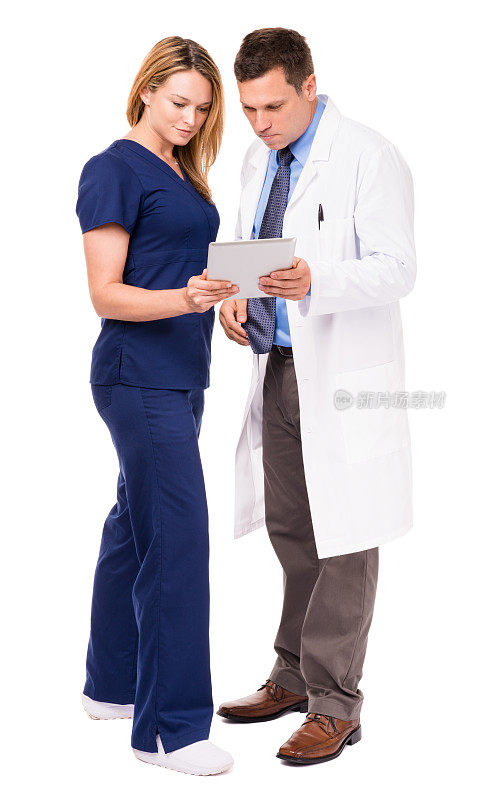 男女医生与数字平板电脑隔离在白色背景