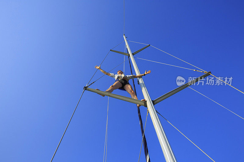 水手爬上桅杆，做修理工作