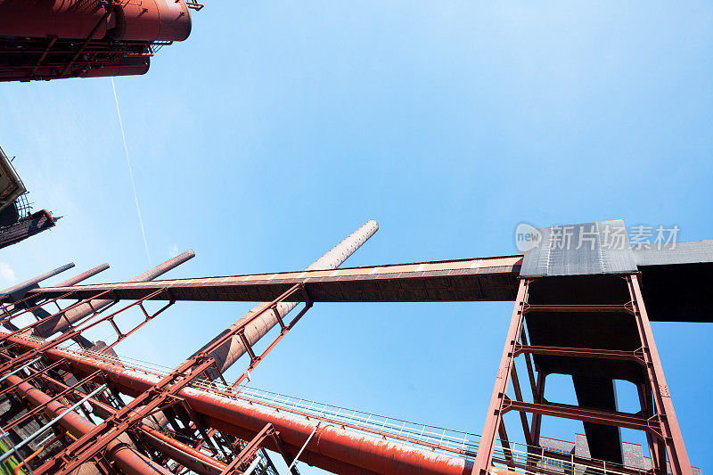 巨大的烟囱和焦炉管Zollverein