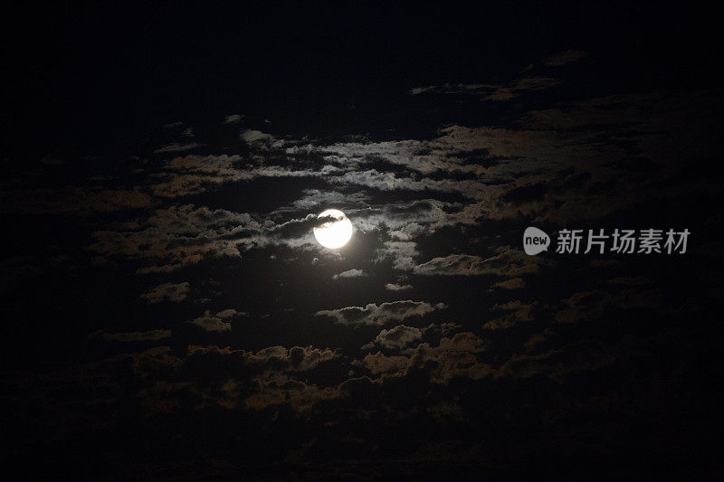 晚上有云的满月