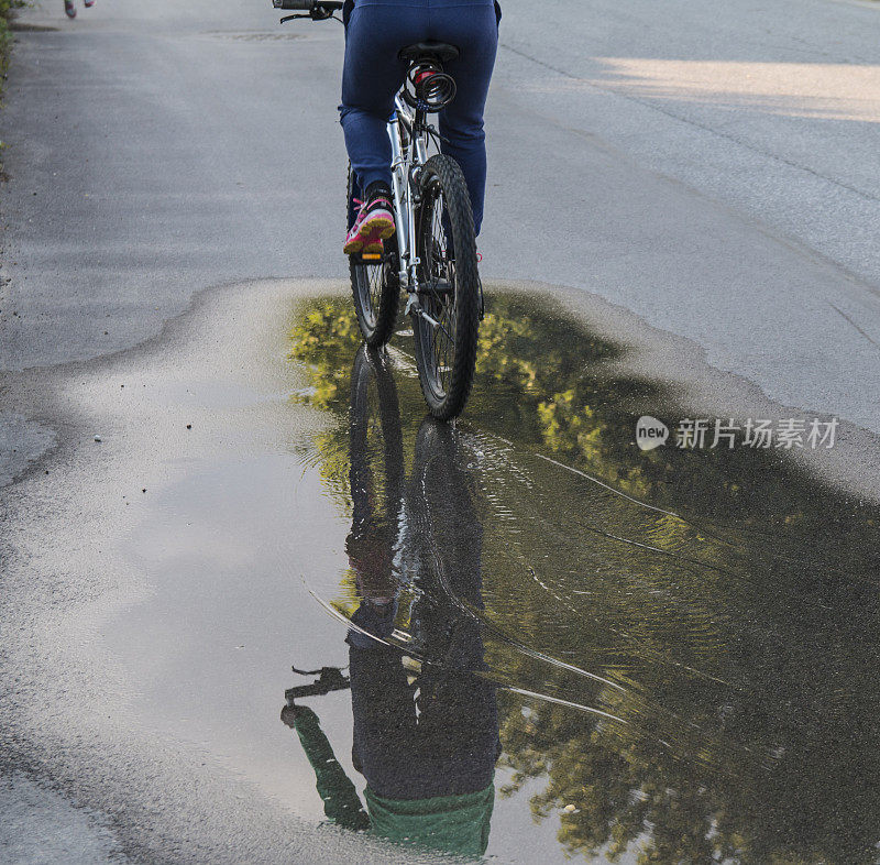 骑自行车穿过水坑