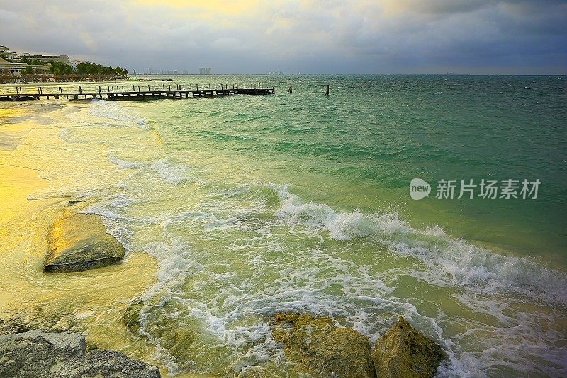 木制的乡村码头，戏剧性的加勒比海绿松石海滩日落全景