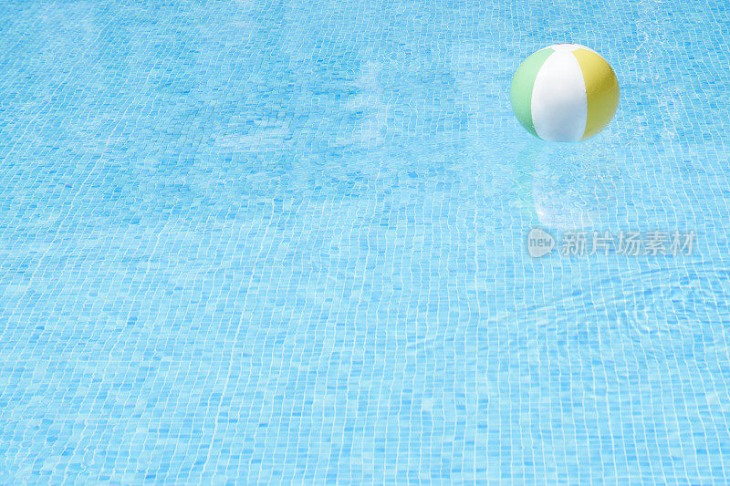 游泳池的沙滩球