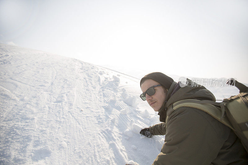 雪山中的男性徒步旅行者