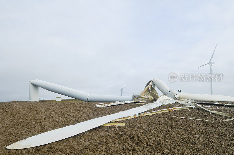 暴风雨后被摧毁的风力涡轮机