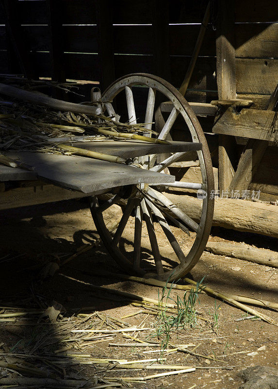 谷仓里的旧马车轮子