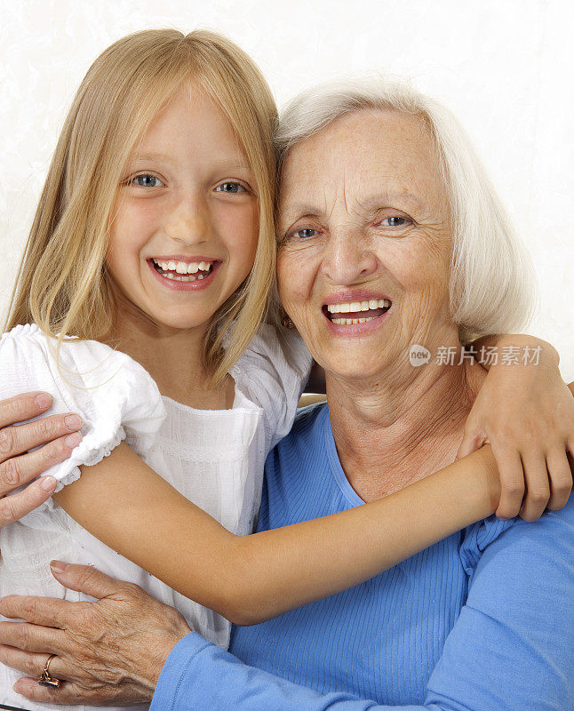 快乐祖母和孙女的肖像。