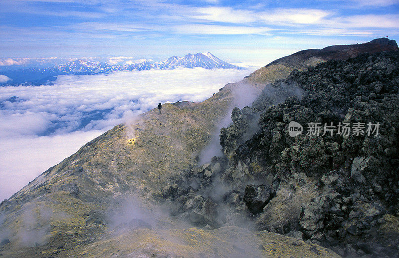 阿瓦查火山上的蒸汽和硫磺