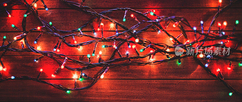 装饰圣诞彩灯的木板