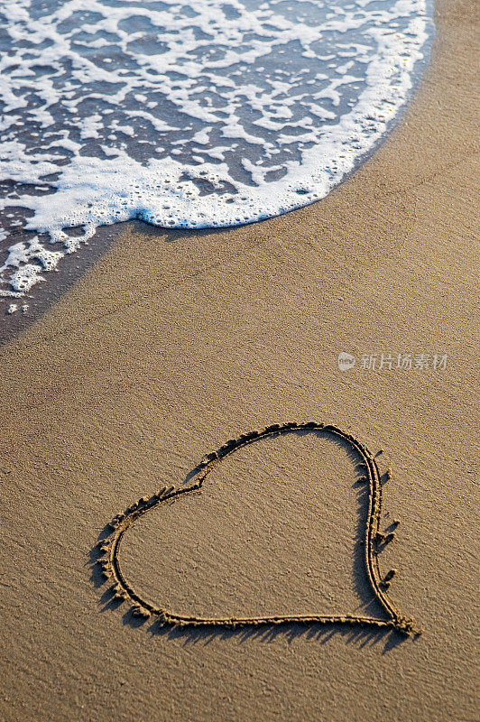 海滩上的心形符号