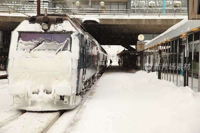 灰蒙蒙的冬日里，一列白雪覆盖的火车