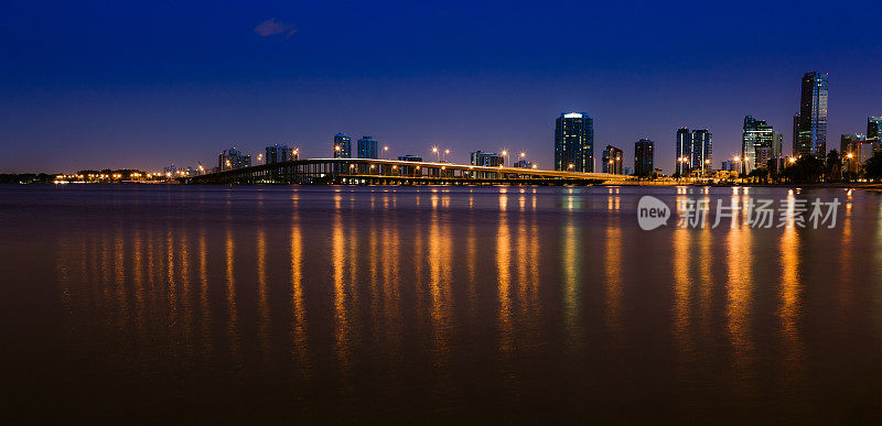 瑞肯贝克堤道和迈阿密市中心的夜晚