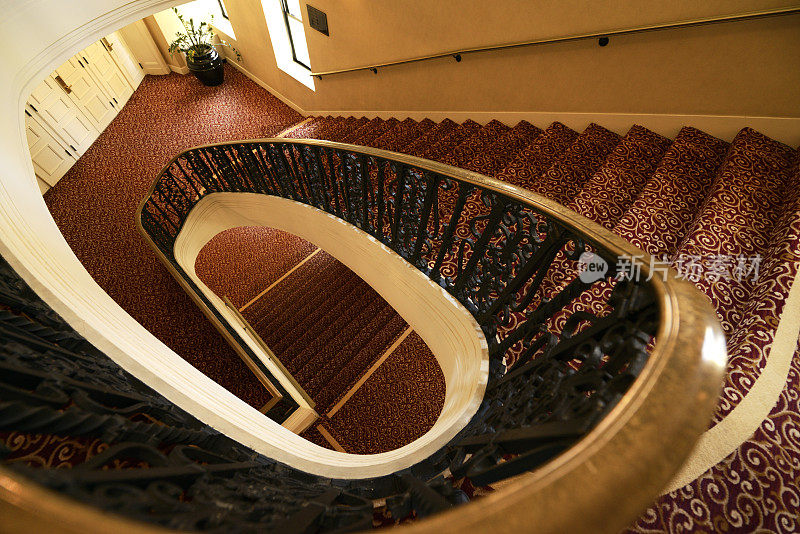 古代旅馆的楼梯,芝加哥。