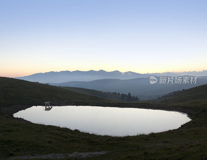 山上的小湖